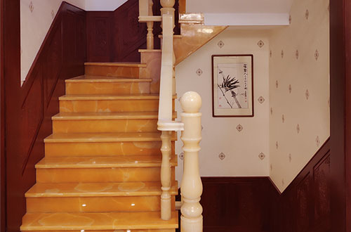 松溪中式别墅室内汉白玉石楼梯的定制安装装饰效果